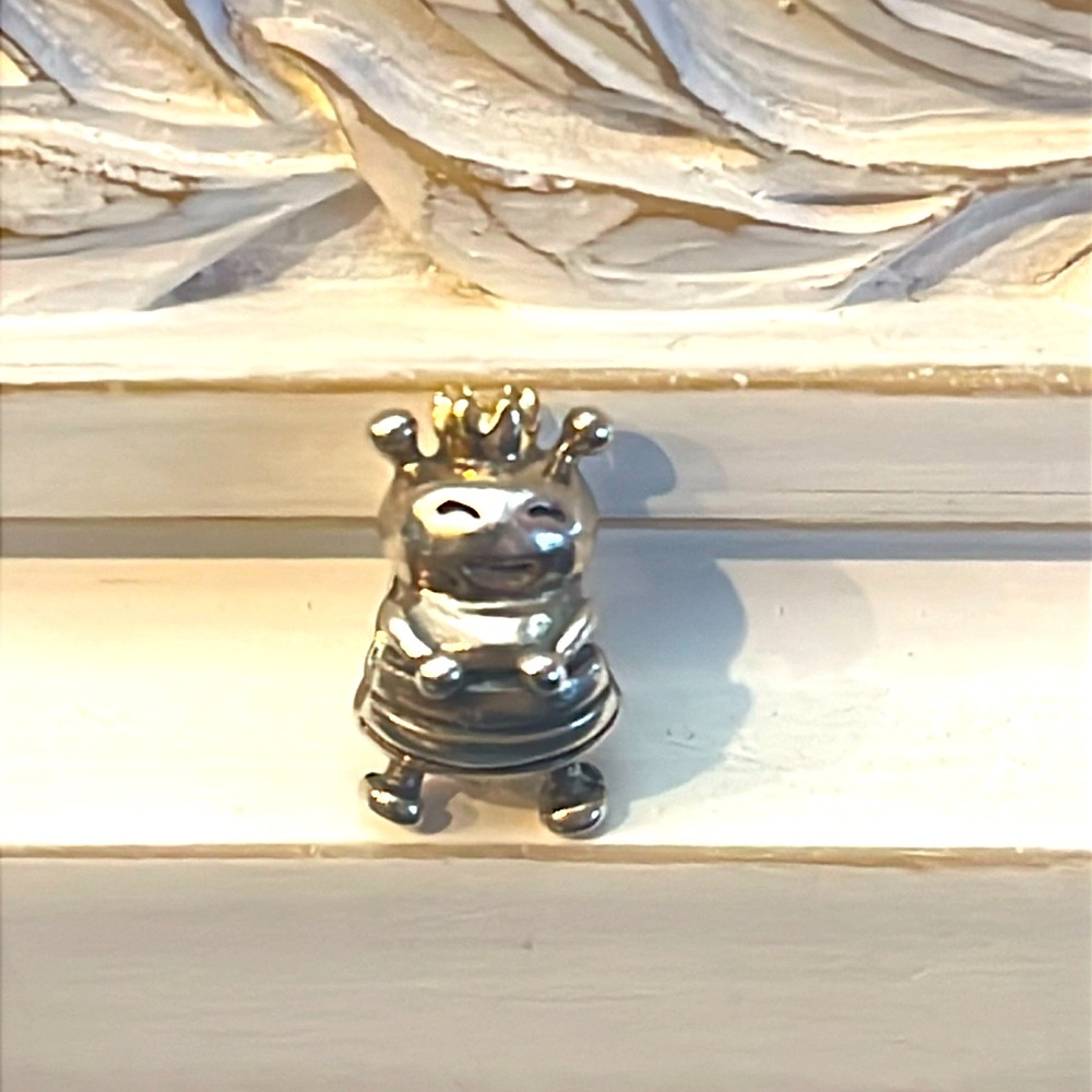 Retired Pandora Queen Bee Charm
ALE 925 Silver & 14K Yellow Gold